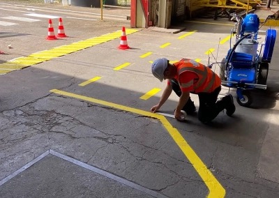 cheminement-pieton-et-zebra-en-cours-de-realisation-interieur-industriel-signa2s